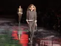 Modelka prezentuje stylizację inspirowaną latami 80. w nowoczesnym wydaniu. To zapowiedź, jak będzie wyglądać moda 2026.