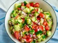 Frischer Sommersalat mit Tomaten, Gurken und roten Zwiebeln – ein einfaches und leckeres Rezept für heiße Tage.