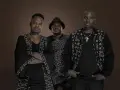 Trois hommes en tenue traditionnelle africaine, évoquant l'ancêtre du blues, posent avec assurance.