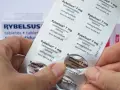 Dłonie trzymają opakowanie leku Rybelsus 7 mg. Cena Rybelsus jest ważnym czynnikiem dla pacjentów.