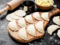 Jak sklejać pierogi, by się nie rozpadały? Skuteczne metody