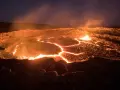 Żar z wnętrza ziemi, gorąca, płynna lawa tworzy erta ale.