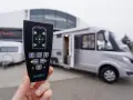 Pilot do systemu poziomowania Goldschmitt na tle kampera Eriba Nova.