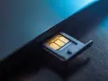 Złota karta SIM w wysuniętej tacce. Telefon nie czyta karty SIM, co może być frustrujące.