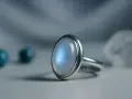 Anello con pietra di luna, che evoca le sue proprietà mistiche e calmanti.