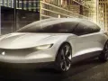 Futurystyczny, biały apple car z podświetlanym logo jabłka, zaparkowany przed nowoczesnymi budynkami w nocy.