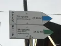 Rozdroże szlaków PTTK. Dwa drogowskazy na Skrzyczne: przez Jaworzynę (niebieski szlak) i przez Polanę Podskrzyczeńską (zielony szlak).