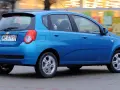 Niebieski Chevrolet Aveo w ruchu. Wiele osób szuka chevrolet aveo opinie przed zakupem.