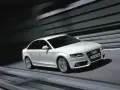Białe Audi A4 B8 w ruchu, z rozmytym tłem. Wiele osób szuka audi a4 b8 opinie, by poznać jego zalety.
