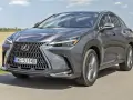 Szary Lexus NX 300h w ruchu, widok z przodu.