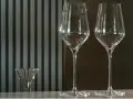 Dwa wysokie kieliszki do wina stoją obok siebie. Z lewej strony widać mniejszy kieliszek. Zastanawiasz się, jakie kieliszki do jakiego wina?