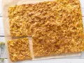 Una dorata schiacciata di zucchine, croccante fuori e morbida dentro, pronta per essere gustata.