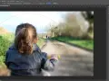 Une photo pas nette, où l'on voit une enfant de dos sur un chemin, avec un flou artistique appliqué.