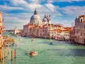 Canale di Venezia, con gondole e vaporetti, sotto il cielo azzurro. Un ricordo della gloriosa repubblica marinara Venezia.