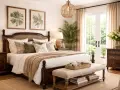 Dormitorio con cama de madera oscura, cabecero de ratán y cuadros de palmeras, evocando un acogedor estilo colonial.