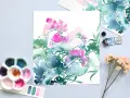 Palette d'aquarelle et tube de peinture prêts à peindre fleur. Des touches de rose et de bleu sur papier blanc.