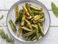 Zucchine croccanti e dorate, perfette zucchine in friggitrice ad aria, condite con erbe aromatiche e sale grosso.