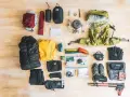Rucksack, Zelt, Schlafsack, Jacken, Schuhe, Wanderstöcke und weitere Ausrüstung für eine perfekte backpacking packliste.