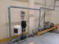 System do podłączenia wody do domu: pompa, zbiornik hydroforowy i zawory.