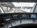 Widok z kabiny maszynisty na torowisko. Pociąg z Poznania do Pragi wyrusza na trasę.