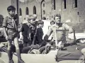 Chłopcy w harcerskich mundurkach i mężczyzna w wojskowym ubraniu przy samochodzie terenowym. Scena jak z polskich seriali dla młodzieży lat 70.