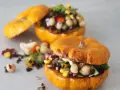 Mini calabazas rellenas de arroz negro, garbanzos, maíz y semillas. Unas deliciosas recetas con calabaza para disfrutar.