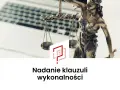 Symbol sprawiedliwości i waga, obok laptopa, ilustrują, jak wygląda klauzula wykonalności.