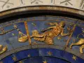 Złota postać z kwiatami, symbol znaku zodiaku Panna, obok wagi i lwa. 24.08 znak zodiaku.