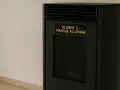 Poêle à granulés noir affichant "ALARME 5- MANQUE ALLUMAGE". Le poêle semble en panne.