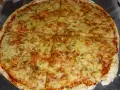 Pyszna Pizza Margherita przepis na klasyk z ciągnącym serem i aromatycznymi ziołami. Idealna na szybki obiad.