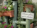 Jak zrobić kwietnik z rur PCV? Tani i prosty ogród DIY krok po kroku.