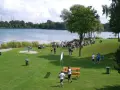 Menschen genießen einen sonnigen Tag am See in Deutschland.