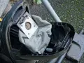 Ein staubsauger beutel wechseln ist nötig. Der alte, volle Beutel liegt offen, bereit für den Austausch.