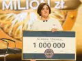 Elżbieta Marszalec z Milionerów, która wygrała milion złotych. Trzyma czek na kwotę 1 000 000.