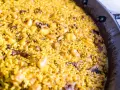 Arroz a banda recién hecho, con trozos de patata y marisco, listo para disfrutar.