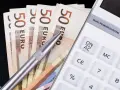 Fünfzig-Euro-Scheine, ein Stift und ein Taschenrechner. Die Frage: wieviel darf ich nebenbei verdienen ohne anmeldung?