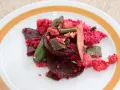 Rote Bete mit pinkem Couscous und grünen Bohnen, ein farbenfrohes Gericht, das auch einem Kleinkind schmecken würde.