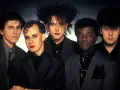 The Cure, zespół legendarnych muzyków, prezentuje swoje ikoniczne utwory w mrocznym stylu.