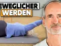 Mann lächelt, Frau liegt auf Matte in Übungsposition. Text "Beweglicher werden".