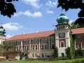Pałac w Mosznej, gdzie nagrywano "Trędowatą", z zielonymi wieżyczkami i ogrodem.