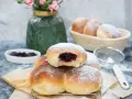 Najprostsze bułeczki drożdżowe z dżemem, posypane cukrem pudrem. Idealne na deser lub śniadanie.