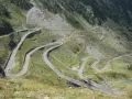 Kręta droga w górach, idealna na gotowe trasy motocyklowe. Wiele zakrętów i malownicze widoki.