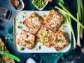Herzhafte überbackene Brote mit Zwiebeln und Speck – tolle Ideen für ein schnelles Abendessen!