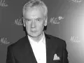 Portret Andrzeja M., aktora, który zmarł w 2023 roku. W tle logo "M jak Miłość".