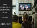 Dwóch chłopców ogląda na ekranie film o balecie. To mądre filmy warte obejrzenia z dziećmi w wieku 10-15 lat.