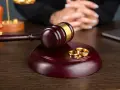 Młotek sędziowski i obrączki na stole. Pytanie brzmi, ile po ślubie można unieważnić ślub.