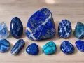 Collezione di pietre blu e turchesi. Il lapislazzuli, con le sue venature dorate, è noto per le sue proprietà spirituali e di guarigione.