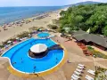 Słoneczny dzień w Albena Bułgaria. Ludzie odpoczywają na plaży i kąpią się w basenie z barem.