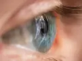Occhio umano con iride verde-blu, ciglia scure. La sera vedo sfocato, ma questo dettaglio è nitido.