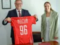 Dagmara Nocuń z dumą prezentuje koszulkę z numerem 96, symbolizującą jej sportowe osiągnięcia.